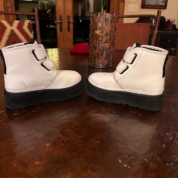 Girls UGG Boots Size 1 - White, Very Good Condition - Picture 3 of 8
